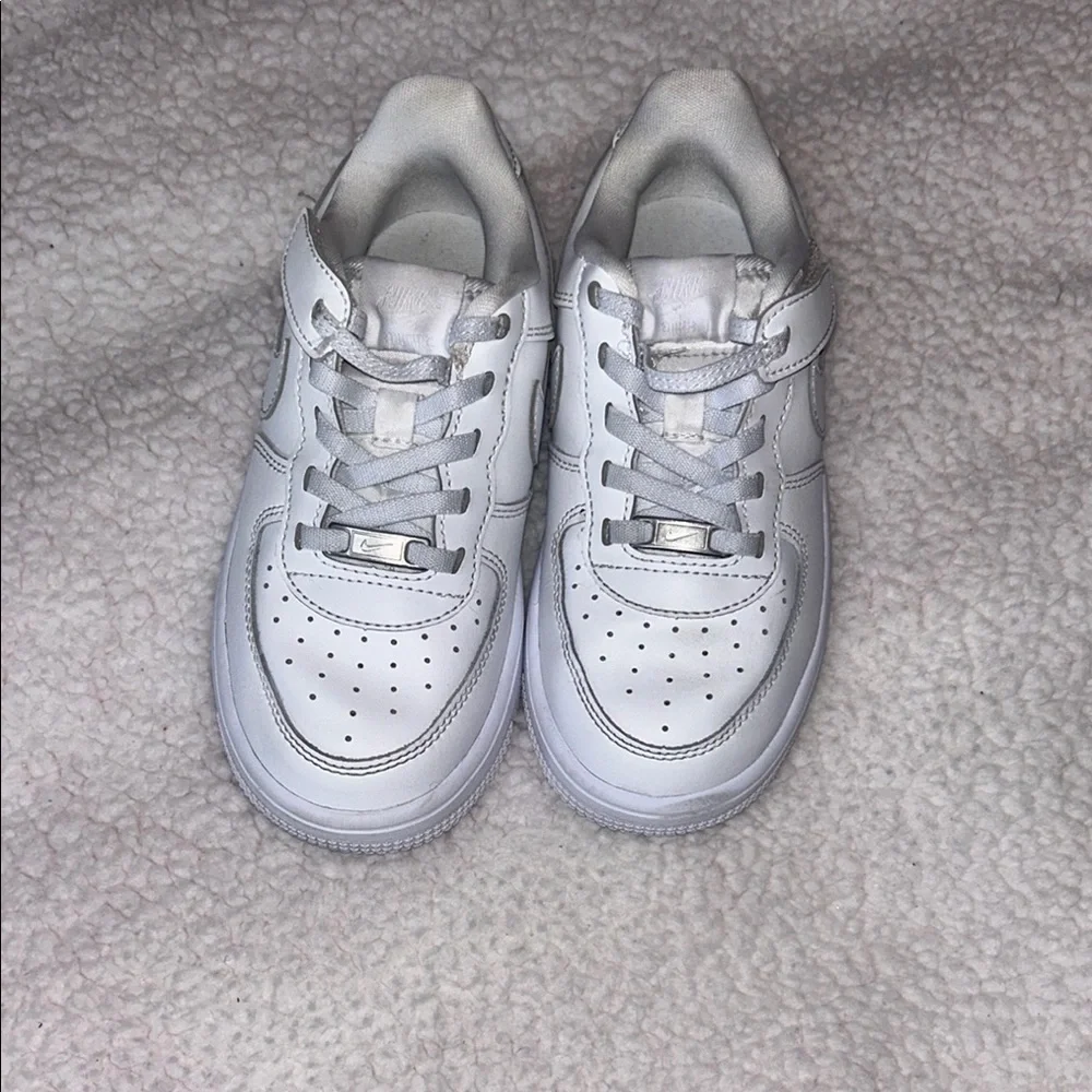Nike White Sneakers Low-Top Leather Design
